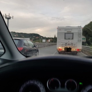 Auto di passaggio sulla superstrada Vado-Savona colpita da pietre: la richiesta d'aiuto di una segnalatrice