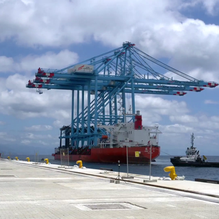 APM Terminals, il video dell’arrivo delle gru ship-to-shore a Vado Ligure