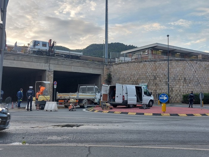 Savona, si rompe un tubo alla rotonda di via Don Minzoni, strada allagata e disagi al traffico Savona, si rompe un tubo alla rotonda di via Don Minzoni, strada allagata e disagi al traffico
