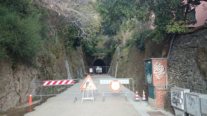 Albisola, chiusa fino a venerdì la galleria sulla passeggiata che porta a Celle: interventi per la messa in sicurezza