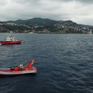 Varazze: cade dal gommone ancora in moto, intervento di guardia costiera e vigili del fuoco
