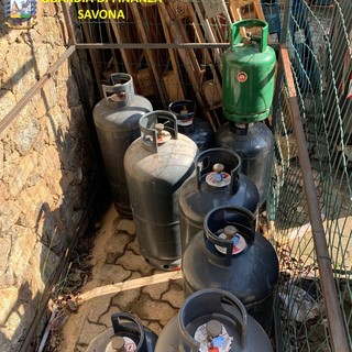 Celle, troppe bombole di Gpl stoccate non in sicurezza: 53 sequestrate dalla Finanza e denunciato il proprietario