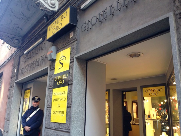 Savona, rapinata la gioielleria "De Stefano" (FOTO e VIDEO) Savona, rapinata la gioielleria "De Stefano" (FOTO e VIDEO)