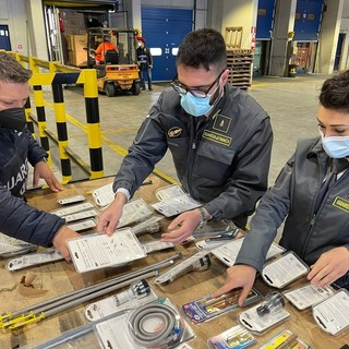 La Finanza di Genova sequestra oltre 230 tonnellate di merce per reati fallimentari provenienti dalla Cina