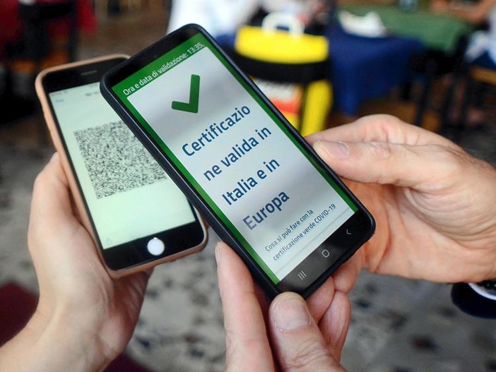 Via libera al super green pass, restrizioni ai no vax anche in zona bianca, ma solo per le festività natalizie Via libera al super green pass, restrizioni ai no vax anche in zona bianca, ma solo per le festività natalizie