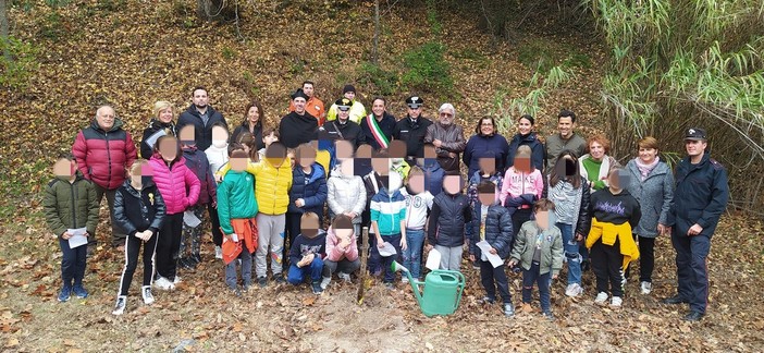 Giustenice, gli alunni delle scuole e i Carabinieri Forestali fianco a fianco per l'evento "Un albero per il futuro" (FOTO)