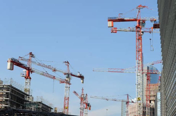 Senza salario da mesi, 4 operai salgono su una gru in un cantiere a Pietra Ligure Senza salario da mesi, 4 operai salgono su una gru in un cantiere a Pietra Ligure