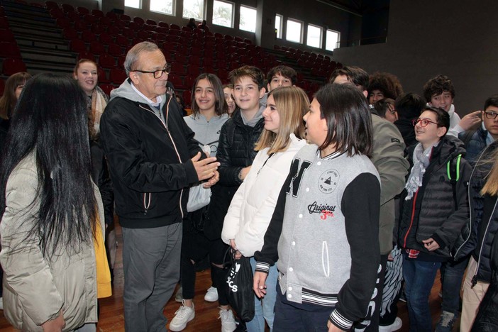 Giovanni Impastato incontra gli studenti del savonese: entusiasmo e partecipazione per gli alunni dell'alassino al PalaRavizza Giovanni Impastato incontra gli studenti del savonese: entusiasmo e partecipazione per gli alunni dell'alassino al PalaRavizza