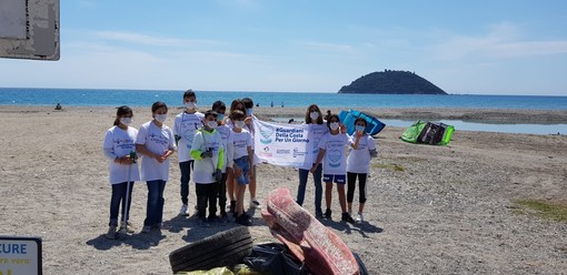 Albenga, spiaggia pulita con i giovani dell’Interact (FOTO)