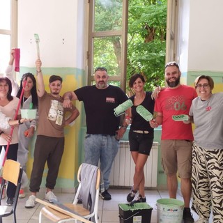 Altare, una speciale squadra di imbianchini per ritinteggiare le aule della scuola