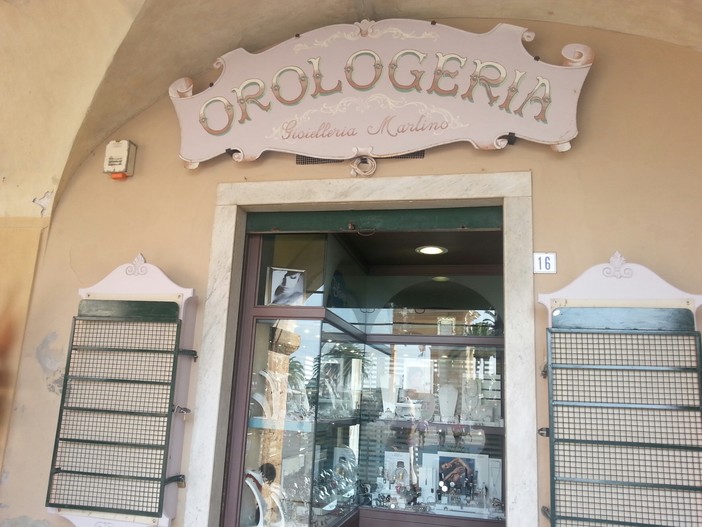 Finale Ligure, svuotate le vetrine della gioielleria "Martino" Finale Ligure, svuotate le vetrine della gioielleria "Martino"