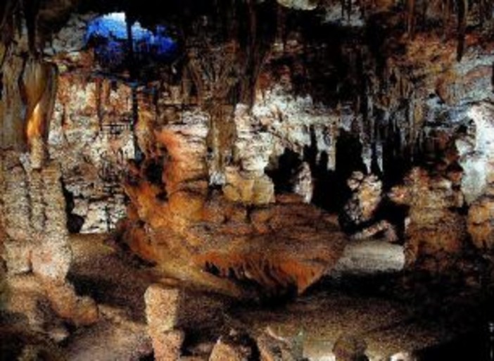 Perti, domenica escursioni fuori e dentro le grotte Perti, domenica escursioni fuori e dentro le grotte