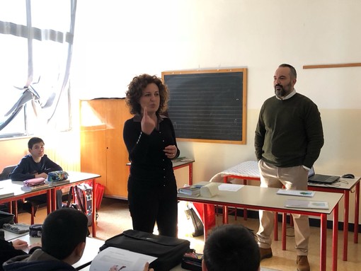 EcoSavona e Green Up insieme al Comune di Vado spiegano a scuola l'educazione ambientale