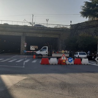 Savona, a causa dei lavori sulla fibra chiusa a salire la galleria della stazione