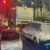 Savona, un mezzo di Sea-S resta bloccato durante la raccolta per un presunto guasto