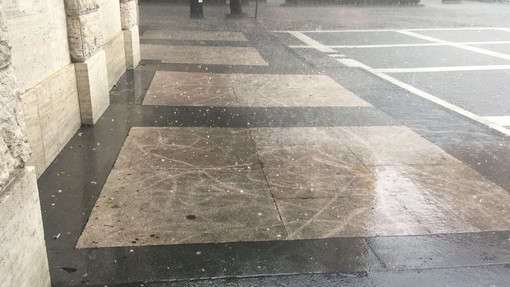 Meteo bizzarro: la grandine colpisce Savona (VIDEO)