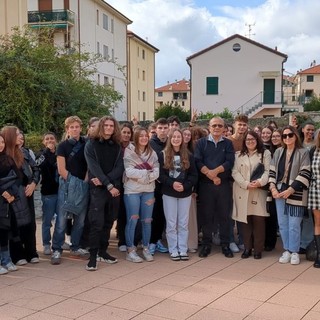 Mattinata di riflessioni sulla legalità a Borgio Verezzi: le scuole hanno incontrato Giovanni Impastato (FOTO)