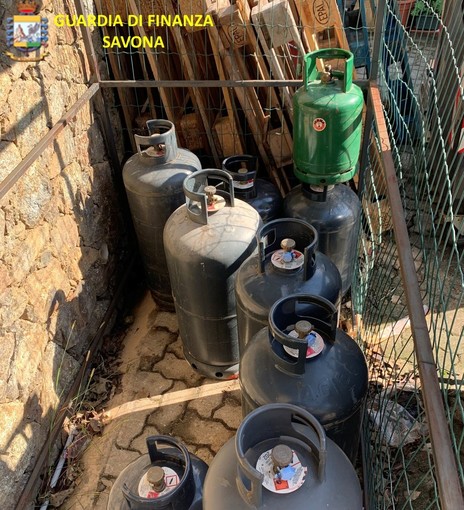 Celle, troppe bombole di Gpl stoccate non in sicurezza: 53 sequestrate dalla Finanza e denunciato il proprietario