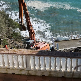 Treno deragliato Andora, lavori in corso: chiatta in arrivo lunedì mattina