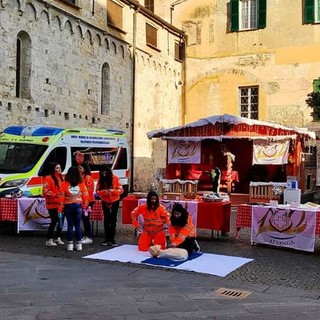 Il Gruppo Giovani della Croce Bianca Albenga in centro per spiegare le attività del sodalizio a turisti e residenti