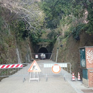 Albisola, chiusa fino a venerdì la galleria sulla passeggiata che porta a Celle: interventi per la messa in sicurezza
