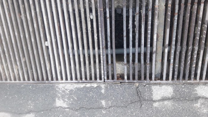 Nella fotogallery: le caditoie che ospitano il cavidotto dell'autovelox