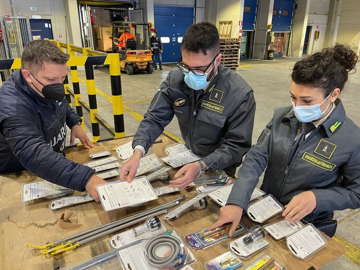 La Finanza di Genova sequestra oltre 230 tonnellate di merce per reati fallimentari provenienti dalla Cina La Finanza di Genova sequestra oltre 230 tonnellate di merce per reati fallimentari provenienti dalla Cina