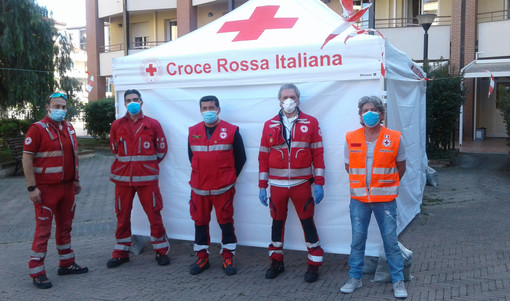 La Croce Rossa Italiana di Albenga monta il gazebo di sanificazione al Trincheri