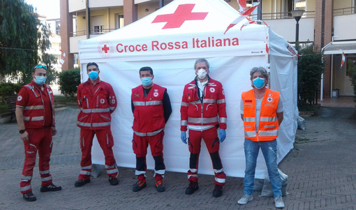 La Croce Rossa Italiana di Albenga monta il gazebo di sanificazione al Trincheri La Croce Rossa Italiana di Albenga monta il gazebo di sanificazione al Trincheri