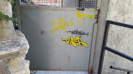 Writers imbrattano la Gradinata delle Rose a Finale Ligure