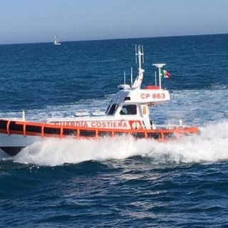 Imbarcazione da pesca capovolta a Laigueglia, soccorsa una persona: interviene la Guardia Costiera