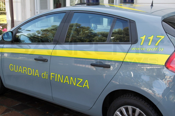 “Finzy Albenga”, la mascotte della Guardia di Finanza aiuta l’Associazione Nazionale Tumori
