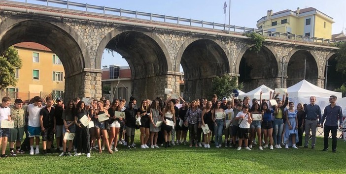 Andora, il saluto dell’amministrazione ai ragazzi che hanno terminato il ciclo della scuole medie Andora, il saluto dell’amministrazione ai ragazzi che hanno terminato il ciclo della scuole medie
