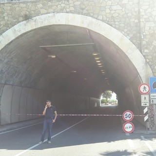 Cadono dei calcinacci nella galleria di San Donato di Finale: via Aurelia chiusa al traffico Cadono dei calcinacci nella galleria di San Donato di Finale: via Aurelia chiusa al traffico