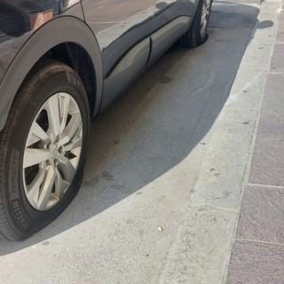 Gomme bucate in Valloria, raid nelle vie del quartiere: "Situazione assurda, c'è chi ha speso già 1000 euro per sistemarle"