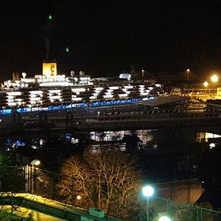 &quot;Grazie Sv&quot;, Costa Luminosa ringrazia la città di Savona con le luci delle cabine (FOTO)