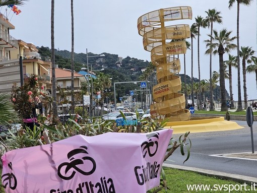 Giro d'Italia. Il "Trofeo Senza Fine" diventa simbolo di Andora, inaugurata stamane la maxi installazione (VIDEO) Giro d'Italia. Il "Trofeo Senza Fine" diventa simbolo di Andora, inaugurata stamane la maxi installazione (VIDEO)