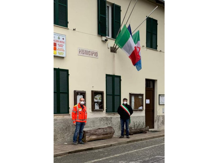 Giusvalla, un minuto di raccoglimento e bandiere a mezz'asta per ricordare le vittime del Covid (FOTO) Giusvalla, un minuto di raccoglimento e bandiere a mezz'asta per ricordare le vittime del Covid (FOTO)