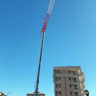 Addio alla gru in via Carloforte ad Albenga