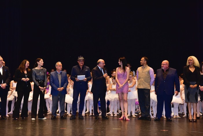 Savona, l'étoile internazionale Lorena Baricalla consegna i certificati d'esame alle giovani ballerine Savona, l'étoile internazionale Lorena Baricalla consegna i certificati d'esame alle giovani ballerine