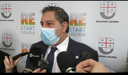 Variante Omicron e nuove misure del governo, Toti boccia il tampone per i vaccinati: "Uno sforzo francamente inutile"