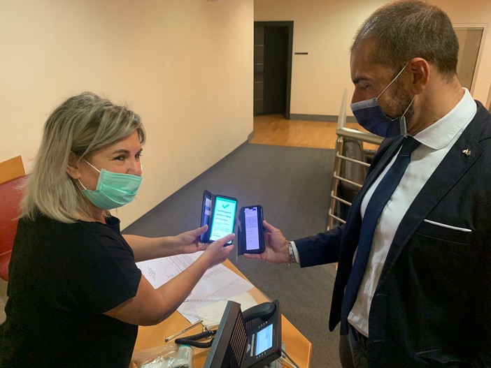 Green pass, oggi i consiglieri regionali hanno mostrato la carta verde per entrare in aula