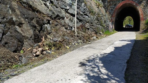 Varazze, frana sul lungomare Europa, via al posizionamento dei blocchi in cemento