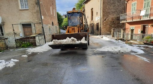 Bardineto, mezzi del comune rimuovono grandine dalle strade (FOTO)