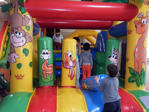 Grande festa a Porto Vado e tanto divertimento per i bambini con i gonfiabili Grande festa a Porto Vado e tanto divertimento per i bambini con i gonfiabili