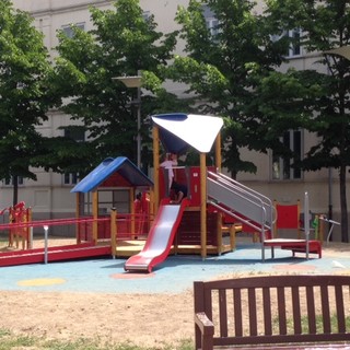 Savona, giardini via Verdi: i nuovi giochi per bambini diversamente abili pronti per il passaggio del Giro d'Italia