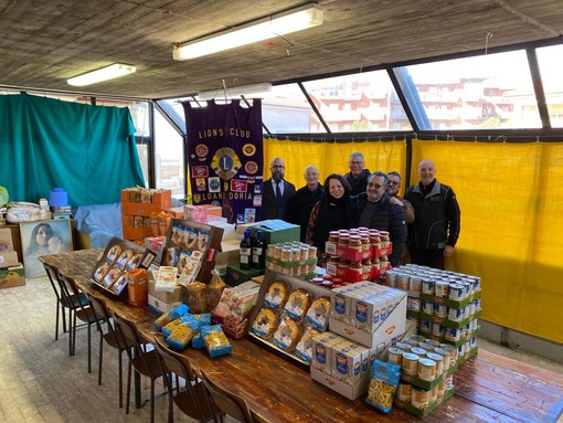 Lions Club Loano Doria dona generi alimentari alla Caritas