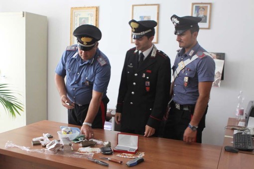 Alassio: hashish e "maria" nascosti in camera, un arresto Alassio: hashish e "maria" nascosti in camera, un arresto