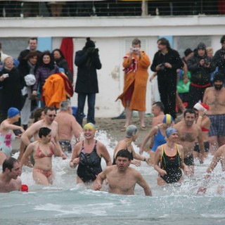 Ceriale: oggi il tradizione cimento, si tuffa anche il sindaco