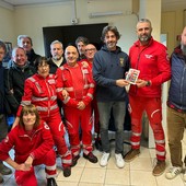 Dal Genoa Club "U Carbunin" un aiuto concreto a chi aiuta: donato un contributo alla Croce Rossa di Varazze